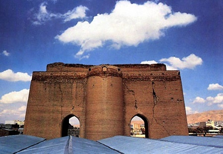 درگیری با باستان‌شناس‌ها در ارگ تاریخی علیشاه تبریز و اصرار بر ساخت پارکینگ 