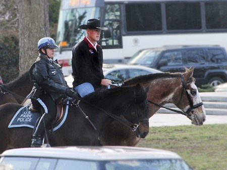 وزیر کشور آمریکا با اسب سر کار رفت