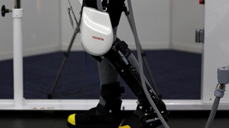 خودروسازان ژاپنی به دنبال ساختن روبات‌هایی برای حرکت سالمندان هستند