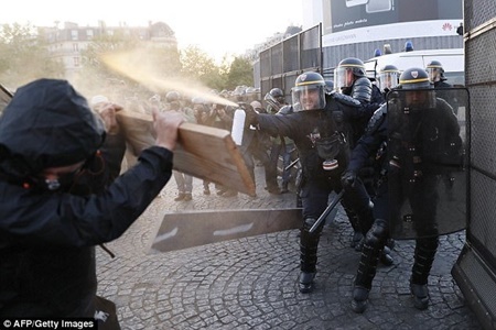  تظاهرات گسترده در فرانسه