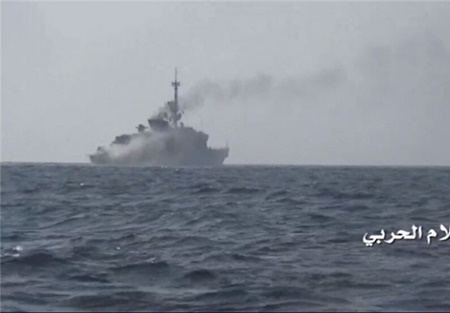 کشتی متجاوزان سعودی در سواحل یمن هدف قرار گرفت