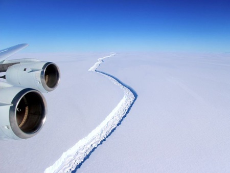 یک یخکوه تریلیون تنی از سکوی یخی قطب جنوب جدا شد