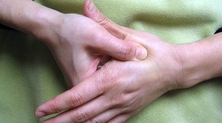 این نقطه از دستتان را فشار دهید تا دردتان کم شود