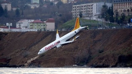 لغزندگی باند فرودگاه هواپیما را تا لب دریای سیاه کشاند