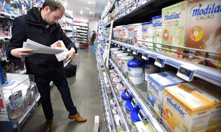 خانواده‌های فرانسوی علیه فروشندگان شیر خشک شکایت می‌کنند