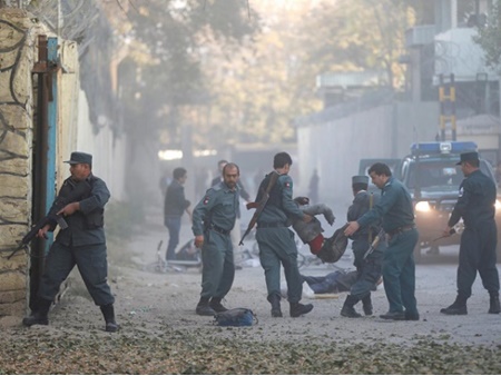 انفجار در یک ستاد انتخاباتی افغانستان ۱۲ کشته برجای گذاشت