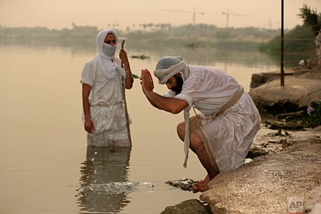 عکس روز: غسل در فرات