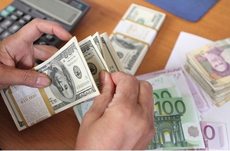 دوشنبه ۱۴ آبان | قیمت خرید دلار در بانک‎ها