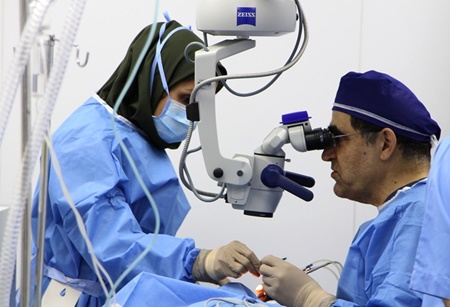 وزیر بهداشت چشمان ۴ بیمار رودانی را رایگان جراحی کرد
