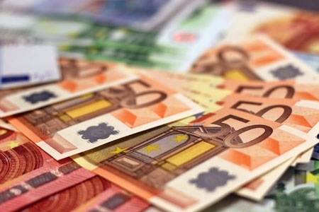 سیف: ارز گزارشگری کشور یورو می‌شود