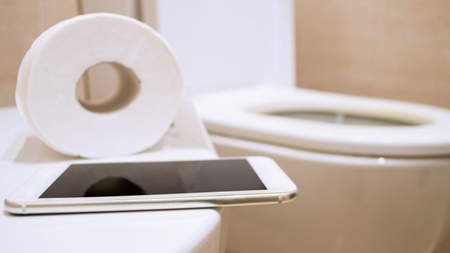 استفاده از موبایل در دستشویی واقعا مضر است؟