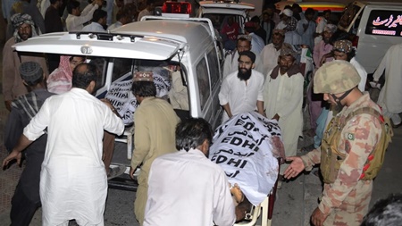 قربانیان انفجار در مستونگ پاکستان به ۱۳۱ کشته افزایش یافت