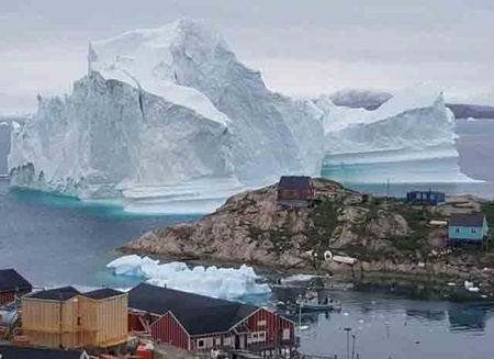 حرکت کوه یخی عظیم و تخلیه دهکده‌ای در گرینلند