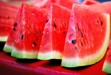 خوردن هندوانه در روزهای گرم تابستان را فراموش نکنید