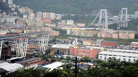 فروریختن پل آزادراهی در ایتالیا ده‌ها کشته برجا گذاشت