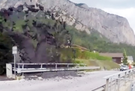 فوران گل و لای در جنوب سوئیس پس از رانش زمین