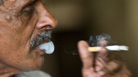 شماره تلفن ترک سیگار روی پاکت سیگارها در هند