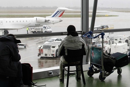 تعقیب و گریز یک خودرو در باند فرودگاه لیون فرانسه