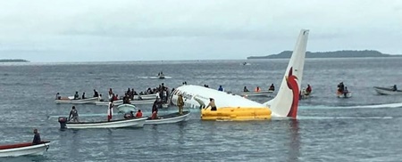 نجات معجزه‌آسای مسافران هواپیمای سقوط کرده در اقیانوس آرام