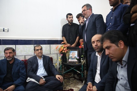دیدار وزیر بهداشت با خانواده جانباز شهید سردار سرتیپ حاج حسین منجزی