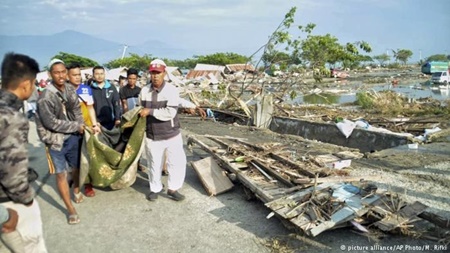 زمین‌لرزه و سونامی در اندونزی صدها قربانی گرفت