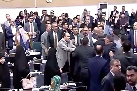 جلسه فوق‌العاده پارلمان عراق با درگیری فیزیکی آغاز شد