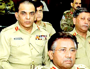 سرهنگ اشفق کیانی از فرماندهان ارتش در سمت چپ تصویر کنار مشرف، فرمانده کل ارتش پاکستان خواهد شد.