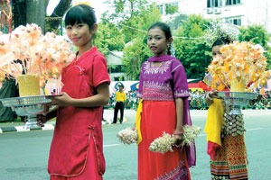 دختران جوان در یک کارناوال ملی