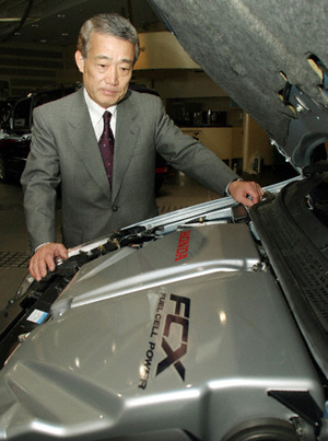 رئیس شرکت هوندا در کنار مدل اف سی ایکس