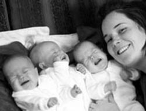 هخانا کرسی با سه دخترش