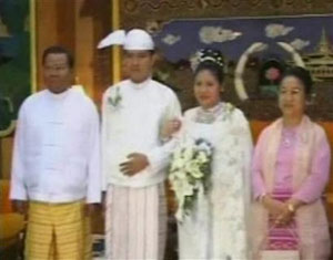 رهبر میانمار -سمت چپ-با داماد دختر و همسرش 