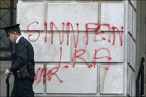 استون شعاری بر ضد ارتش جمهوریخواه را به طور ناتمام روی دیوار مجلس اسپری کرد