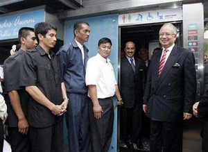 معاون نخست‌وزیر مالزی توالت‌های پیسرفته را افتتاح می‌کند
