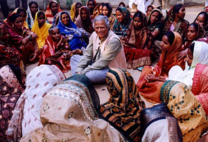 یونس در میان زنان وام‌گیرنده از بانک گرامین در بنگلادش