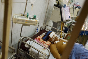 یک بیمار مبتلا به آنفلوآنزای مرغی در ویتنام /Dung Vo Trung/dung vo trung / politika/Corbis