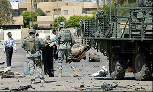 در پی حمله انتحاری در بغداد که منجر به انتشار گاز سمی شد، سربازان آمریکایی محل را تحت کنتر ل خود در آوردند.در عکس یک سرباز آمریکایی مانع از تردد یک زن عراقی در نزدیکی محل انفجار شده است