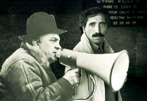 محسن مخملباف در کنار تابلویی مقوایی از فدریکو فلینی/ 1996