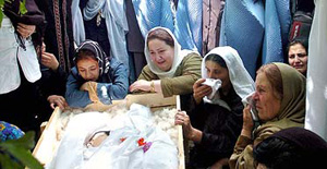 بستگان خبرنگار مقتول افغان زکیه زکی در اطراف جنازه او- عکس:شاه مارای- فرانس‌پرس 