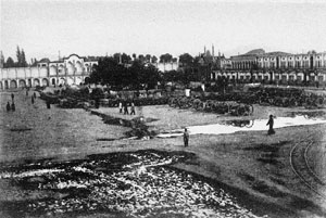میدان توپخانه- در دوره قاجاریه؛ این میدان اقامتگاه توپچیان و زنبورکچیان سپاه قاجار بود