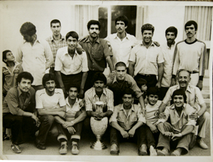  علی مانگا در تیم افشین قهرمان باشگاه‌های تهران ( 35 سال پیش) مرتضی احمدی حامی تیم را در سمت راست می‌بینید.