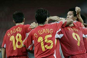 خوشحالی بازیکنان تیم ملی چین پس از به ثمر رسانده گل اول