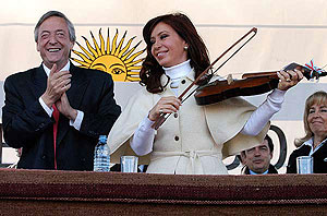 نستور کرچنر و همسرش کریستینا در مراسم افتتاح چند واحد مسکونی