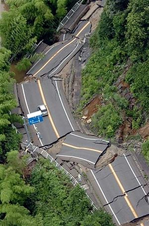 شکاف‌های جاده در نتیجه زلزله در ژاپن