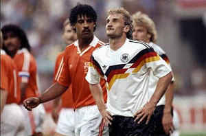 فولر در کنار فرانک رایکارد در جام جهانی 1990  ایتالیا