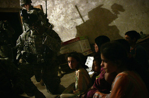 حمله سربازان امریکایی به خانه‌ای در بغداد