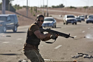 جیمی فاکس در نمایی از فیلم قلمرو که درباره یک افسر پلیس آمریکایی در عربستان با محتوای رقیق شده سیاسی است