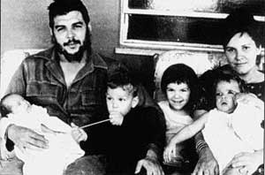 آخرین عکس خانوادگی. چه با دو پسرش کامیلو و ارنستوی نوزاد، آلیدا، بزرگ‌ترین فرزندش و سلیا با مادرشان در مارس 1965 