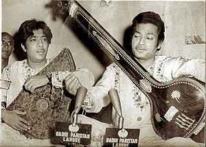 فاتح‌علی‌خان جوان (نفر سمت چپ)در رادیو  لاهور وخیلی پیش از آنکه شهرتش از مرز پاکستان تا آن سر دنیا برود، برنامه  اجرا می‌کرد.