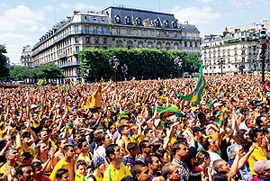   بلافاصله بعد از اعلام خبر میزبانی برزیل، مردم ریودوژانیرو به خیابان ریختند و به شادی پرداختند.