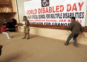 طناب کشی معلولان ذهنی در کشمیر هند -AFP